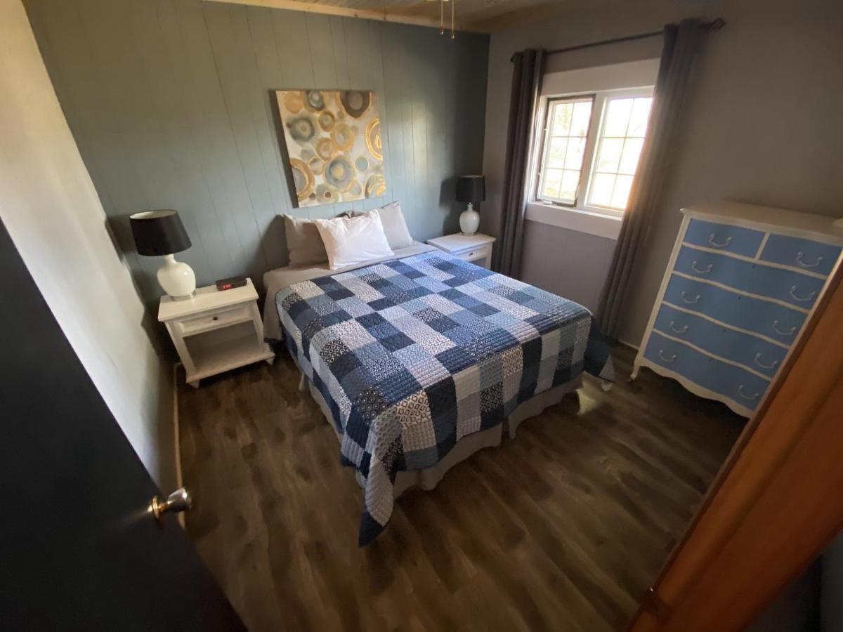 The Pines Motel And Cottages Rustico Buitenkant foto