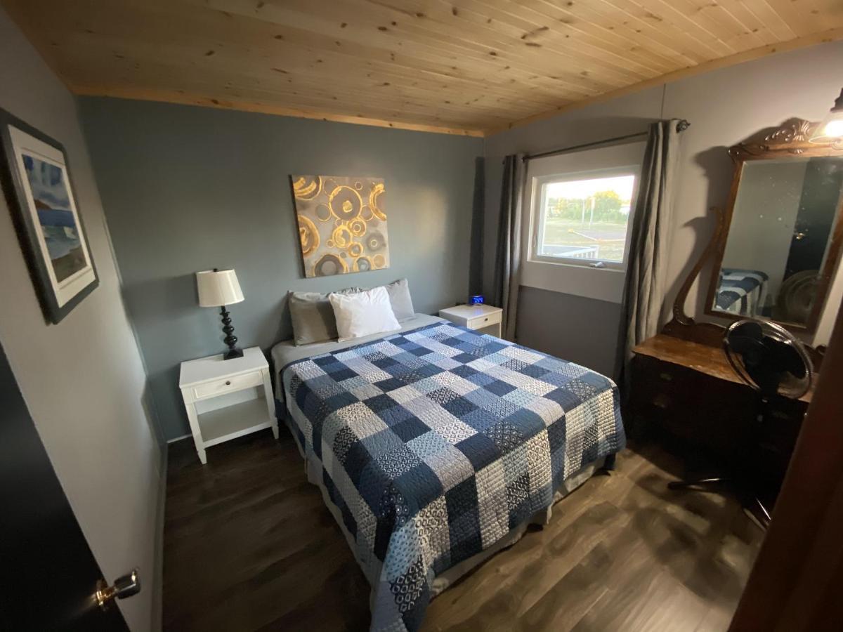 The Pines Motel And Cottages Rustico Buitenkant foto