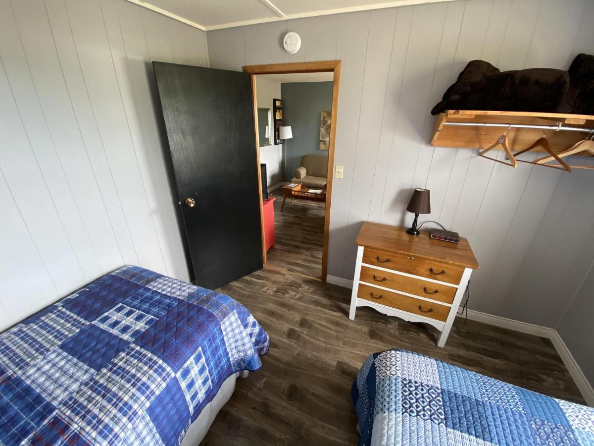 The Pines Motel And Cottages Rustico Buitenkant foto