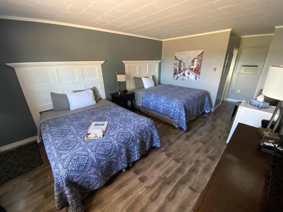 The Pines Motel And Cottages Rustico Buitenkant foto