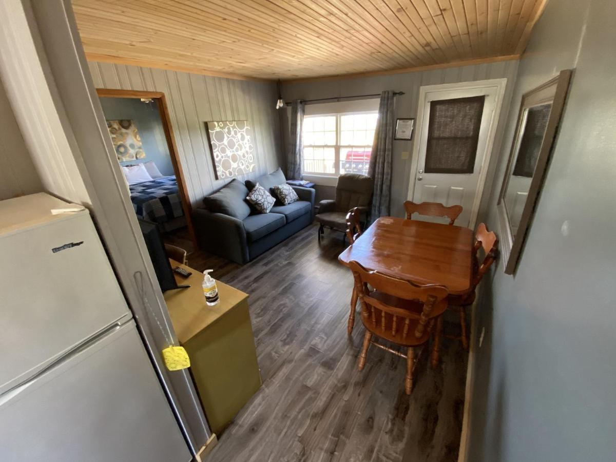 The Pines Motel And Cottages Rustico Buitenkant foto