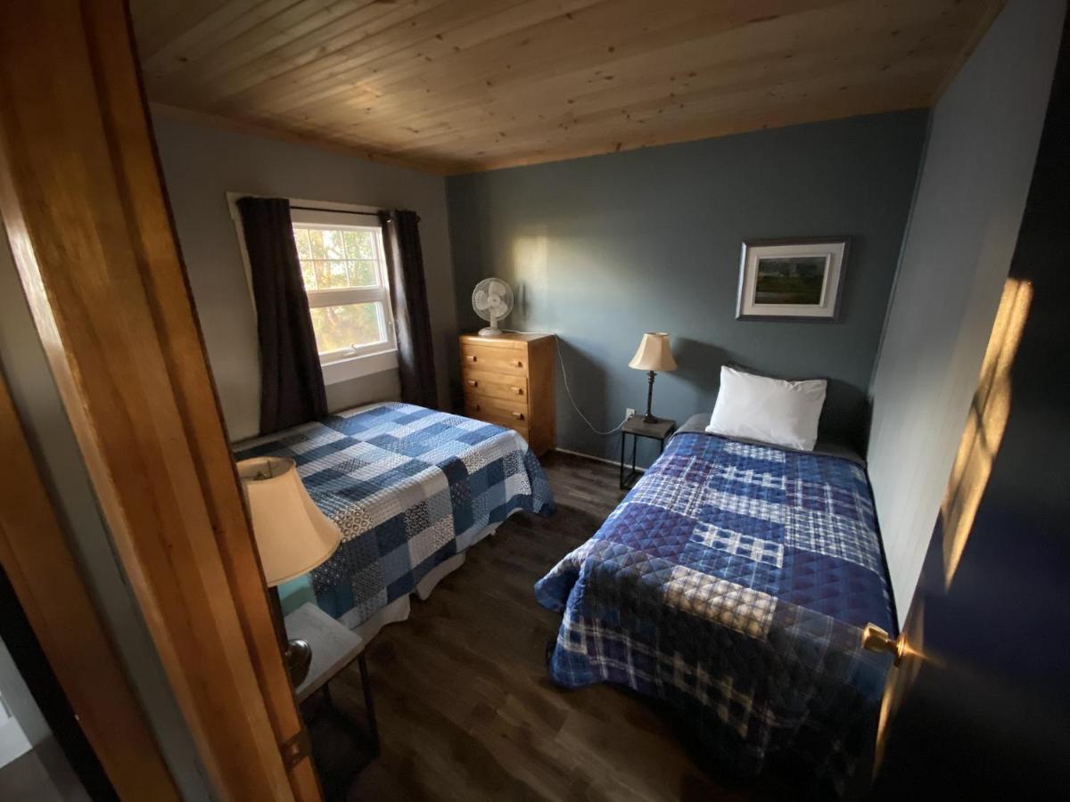 The Pines Motel And Cottages Rustico Buitenkant foto