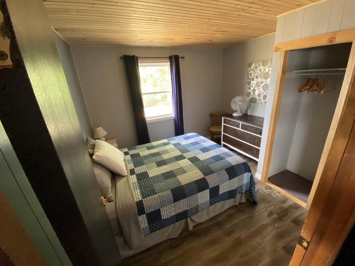 The Pines Motel And Cottages Rustico Buitenkant foto