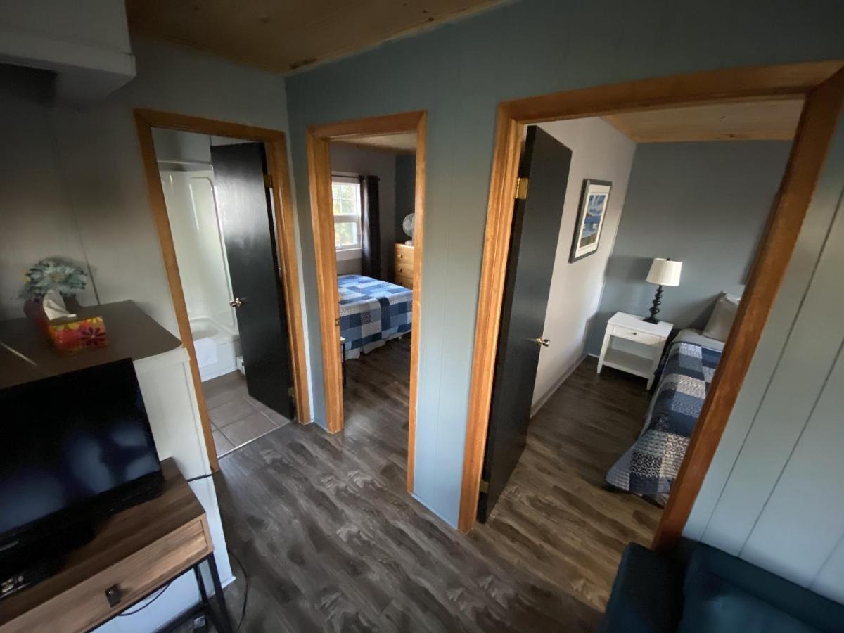 The Pines Motel And Cottages Rustico Buitenkant foto
