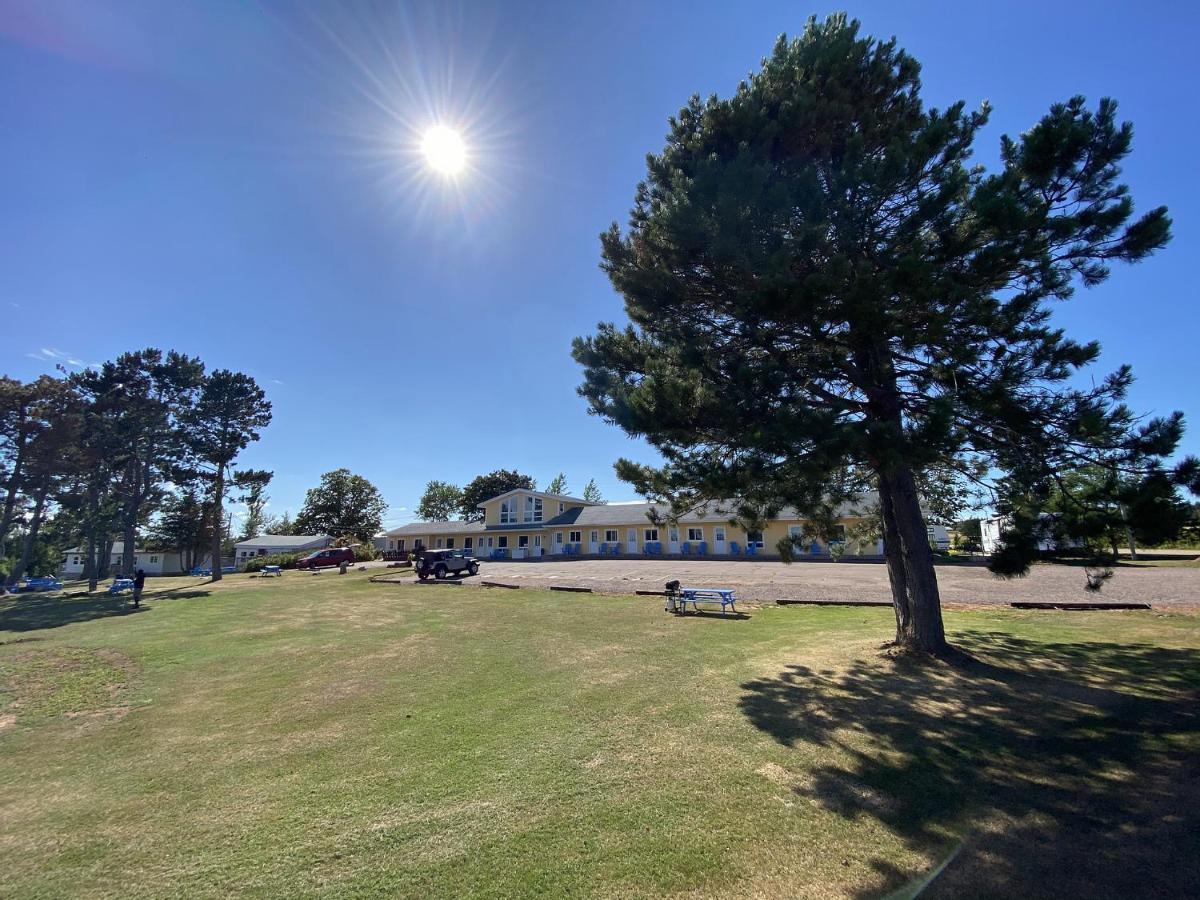 The Pines Motel And Cottages Rustico Buitenkant foto