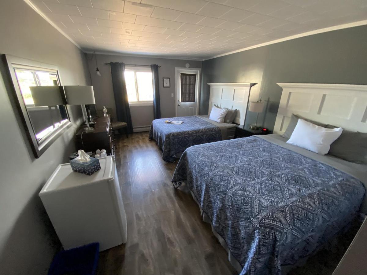 The Pines Motel And Cottages Rustico Buitenkant foto