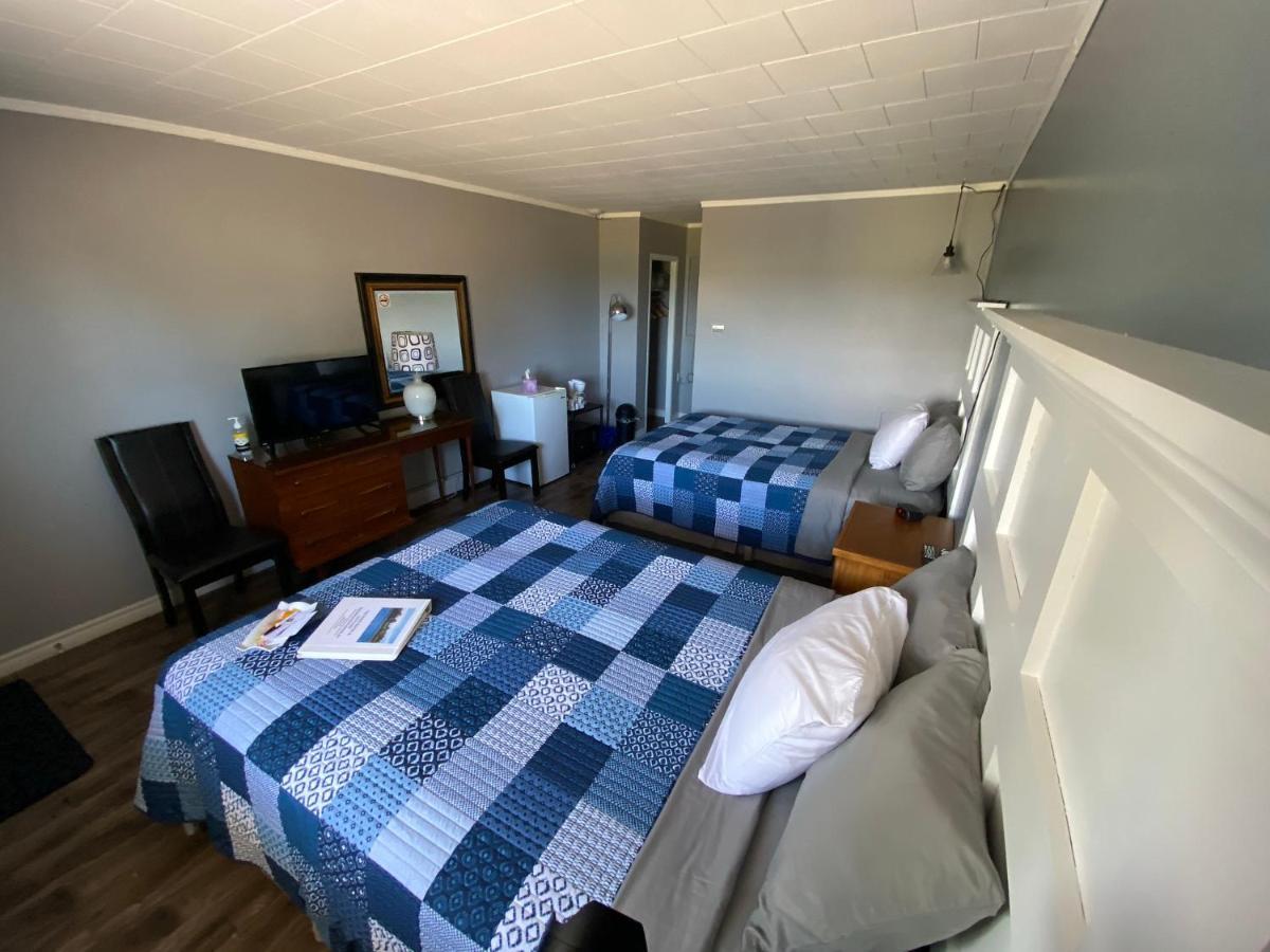 The Pines Motel And Cottages Rustico Buitenkant foto