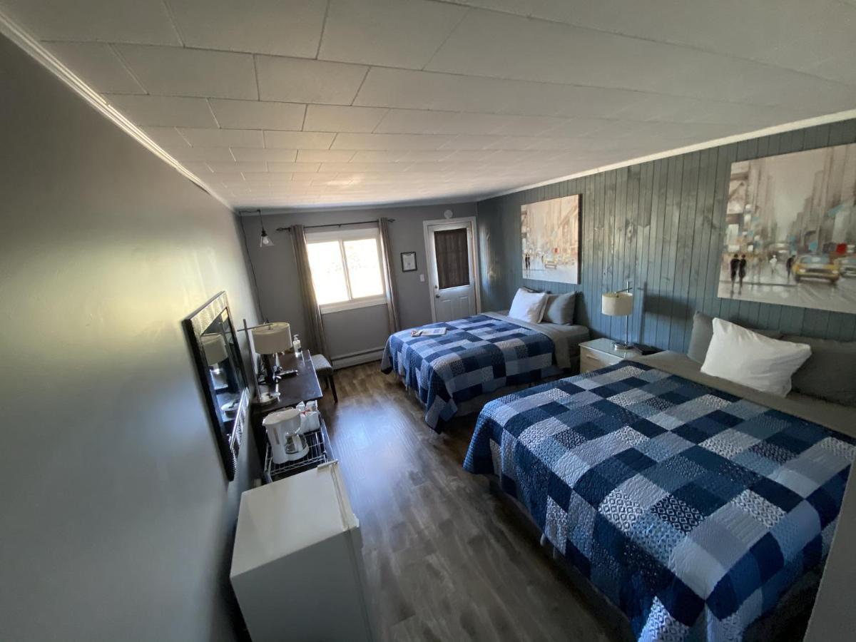 The Pines Motel And Cottages Rustico Buitenkant foto