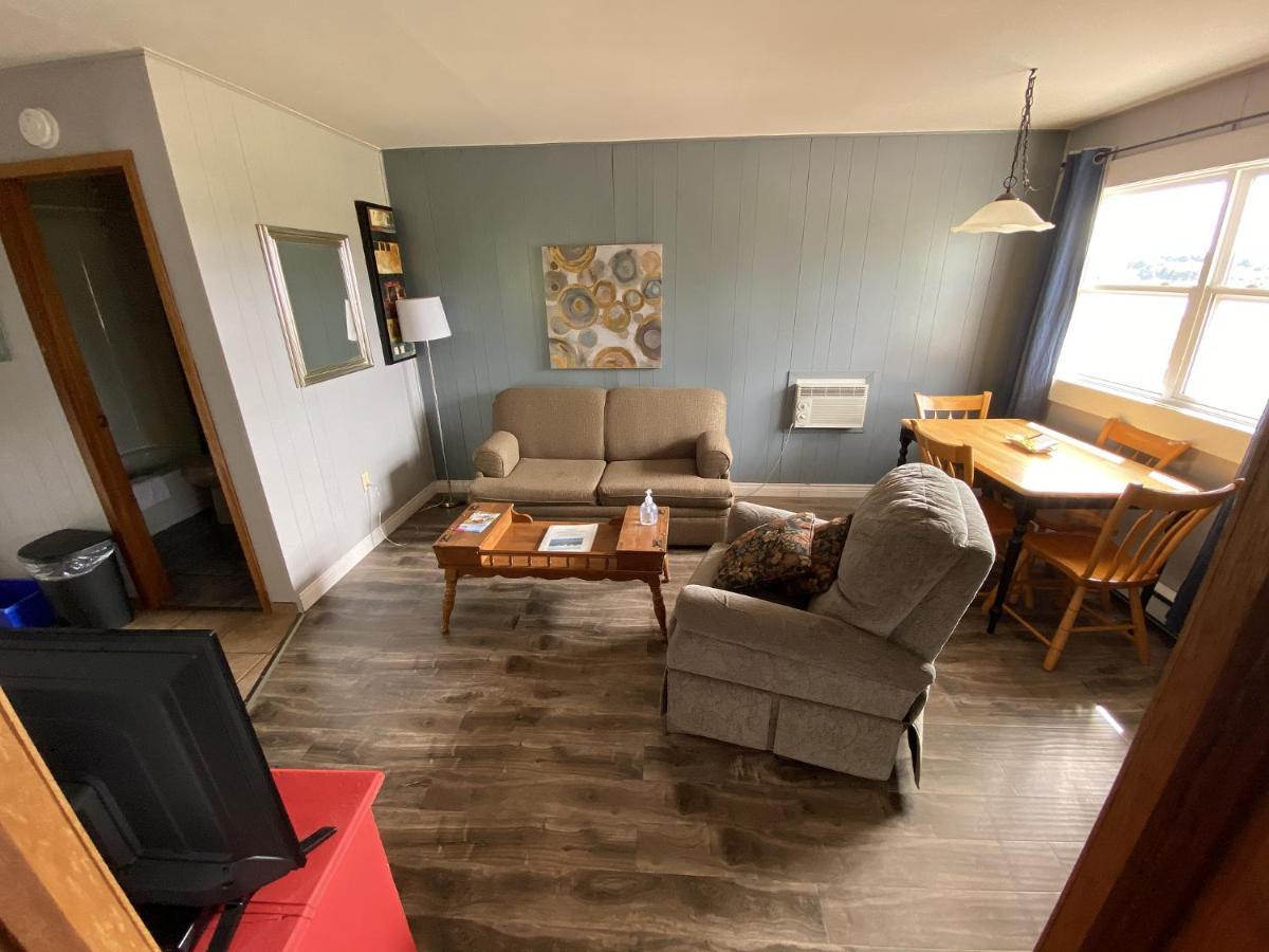 The Pines Motel And Cottages Rustico Buitenkant foto